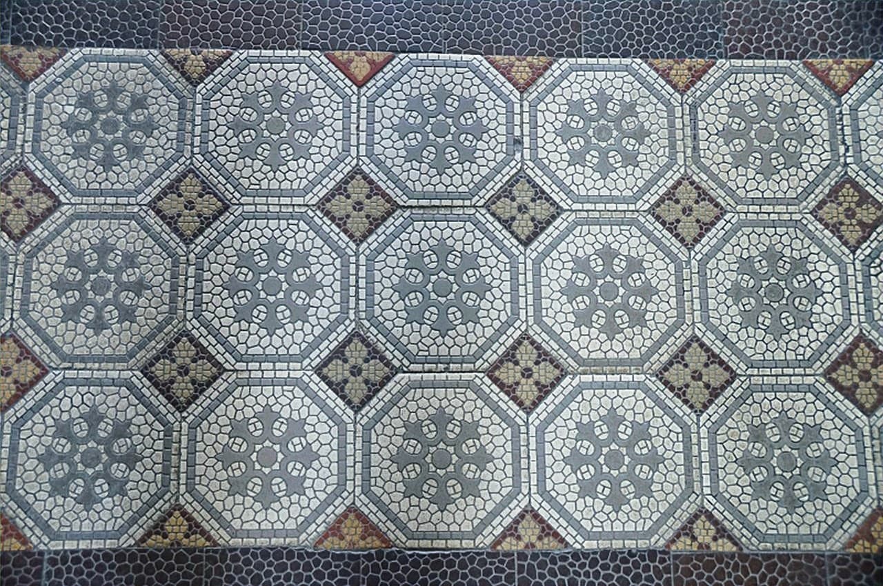 Historischer Mosaikboden im Eingangsbereich