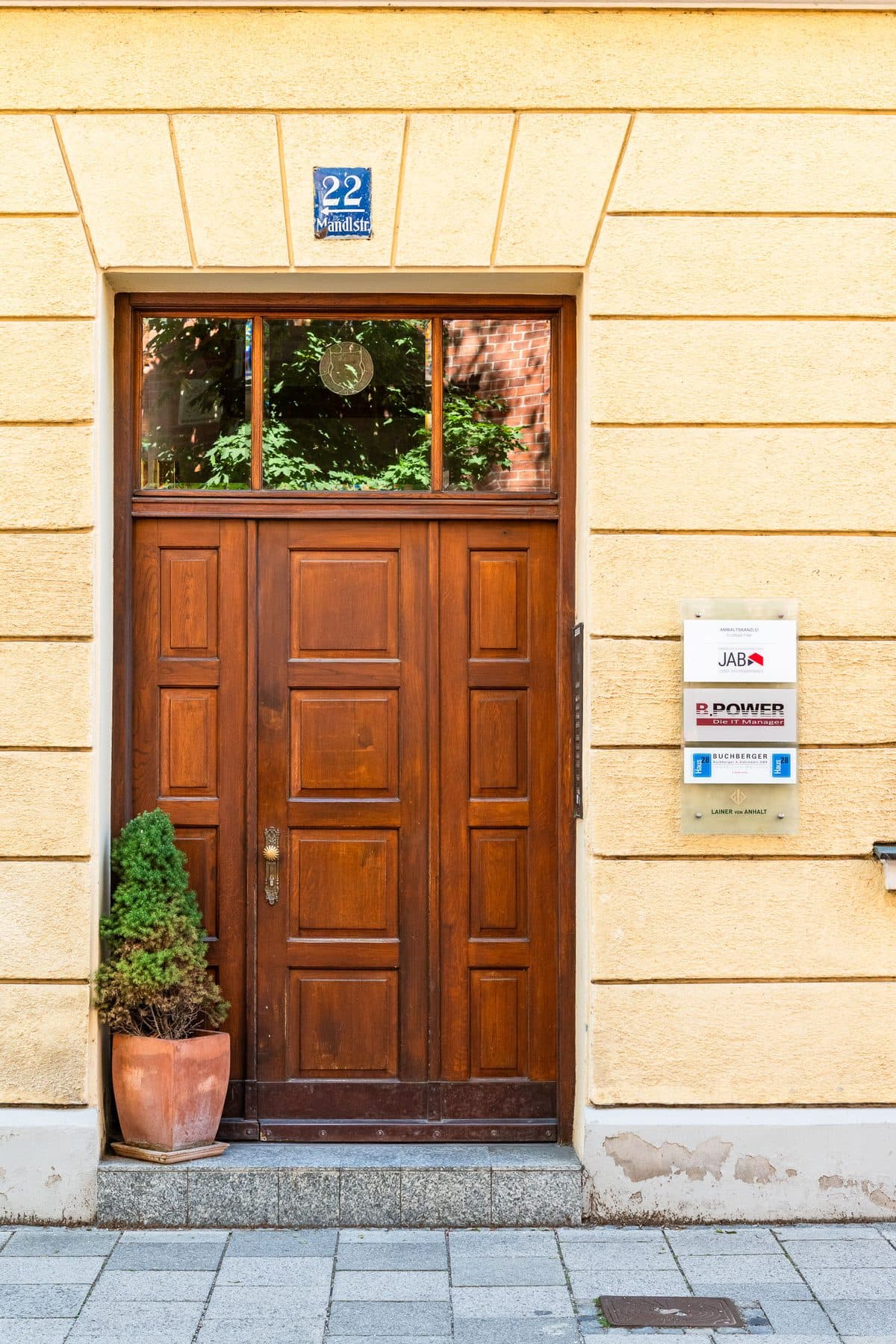 Historische Haustür der Mandlstraße 22 in München-Schwabing