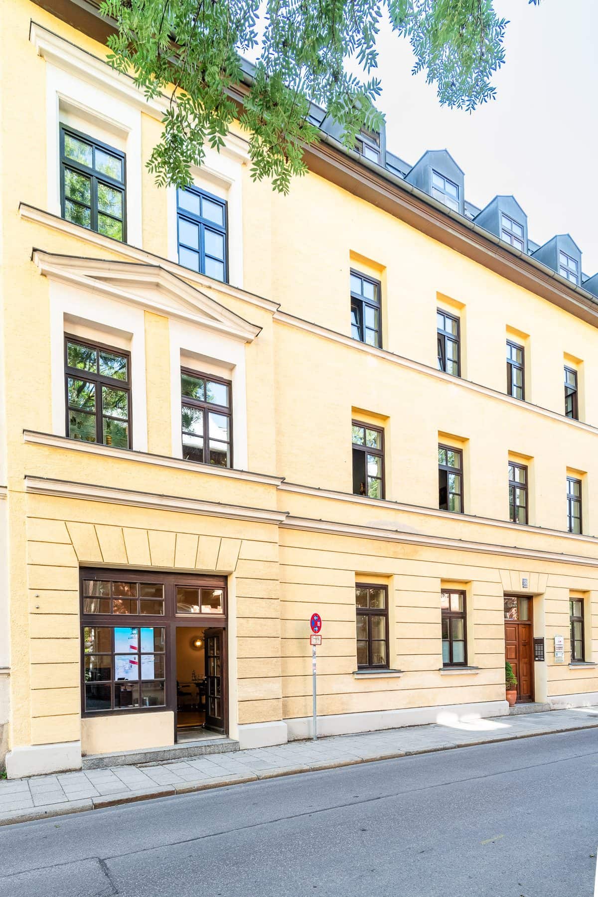 Kanzleisitz von Lainer & v. Anhalt: Altbau-Fassade der Mandlstraße 22 am Englischen Garten, München
