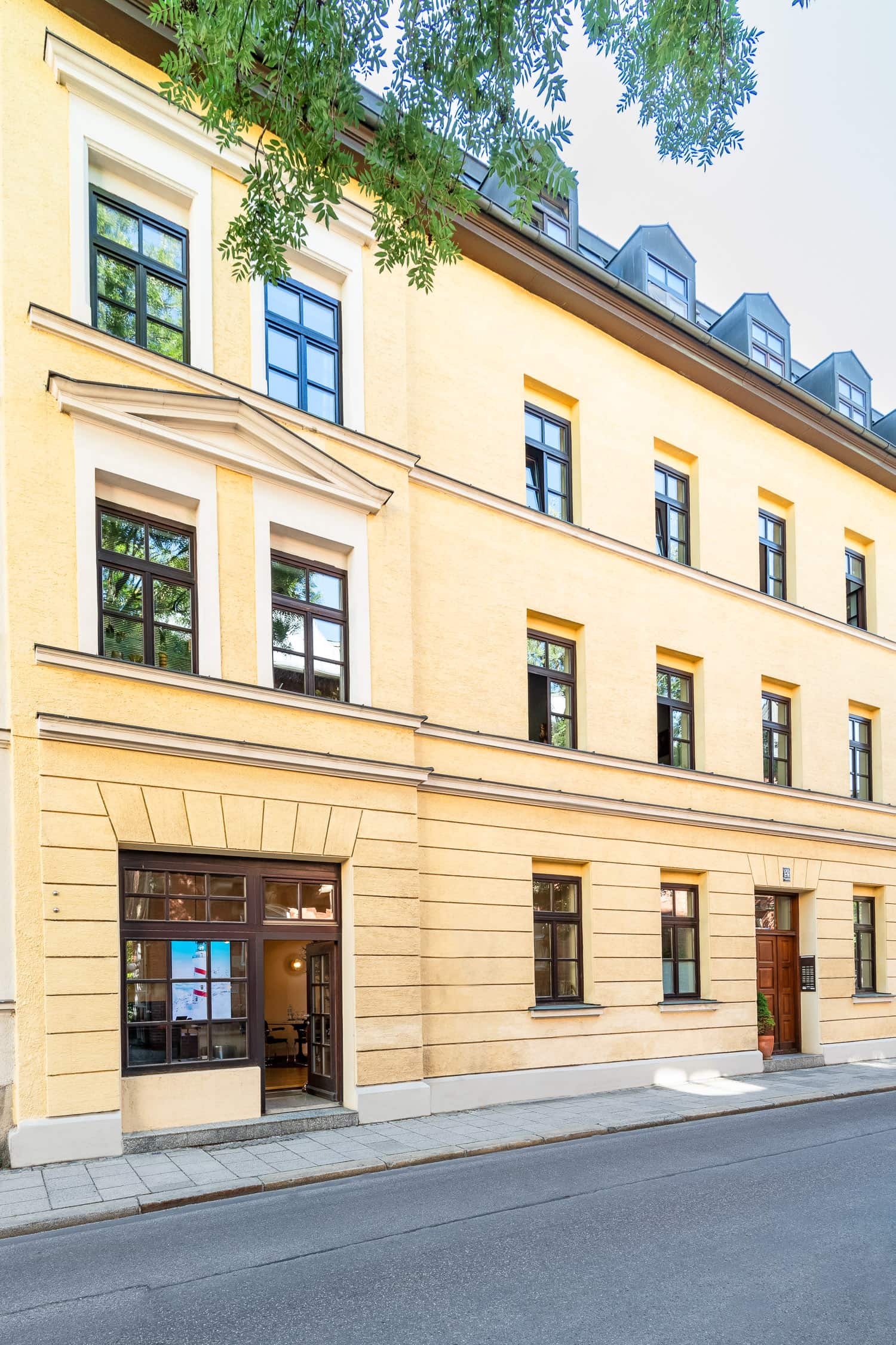 Kanzleisitz von Lainer & v. Anhalt: Altbau-Fassade der Mandlstraße 22 am Englischen Garten, München