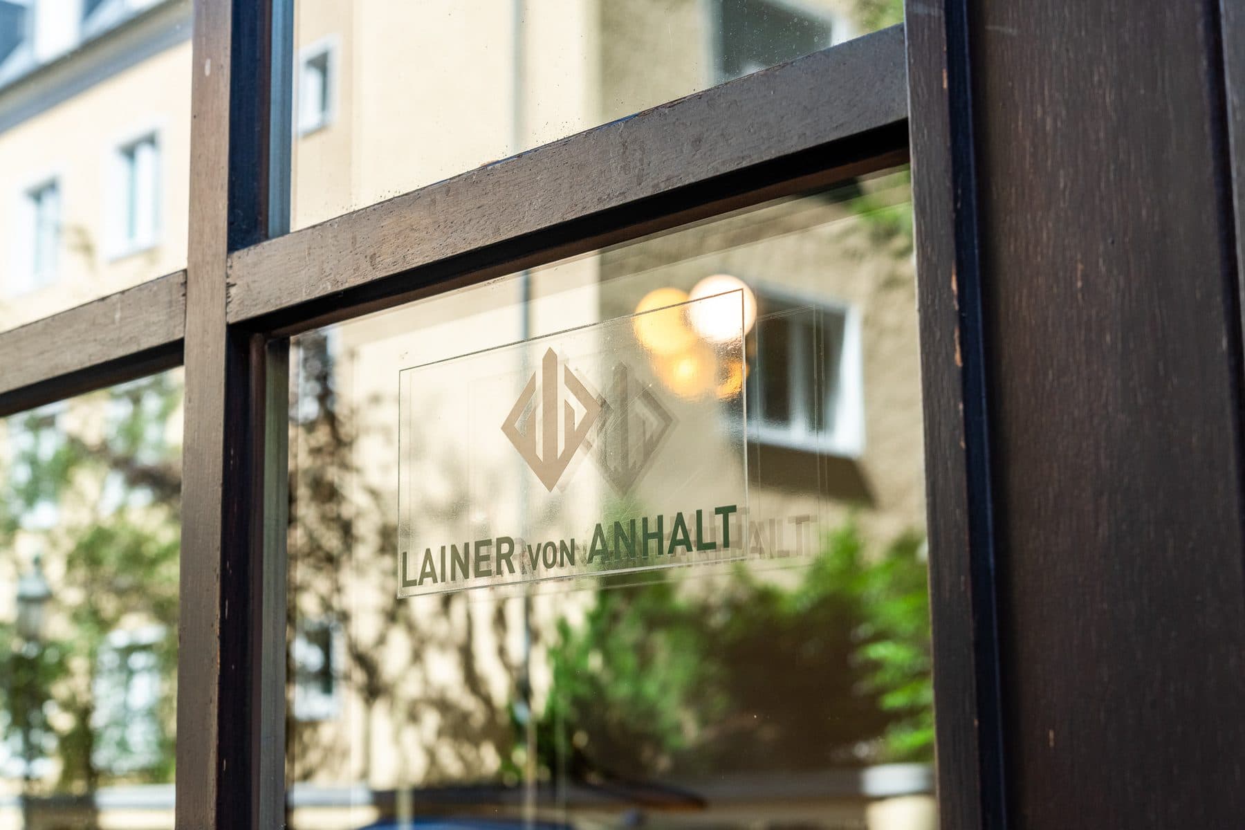 Geätztes Lainer-von-Anhalt-Logo im Glas der Bürotür