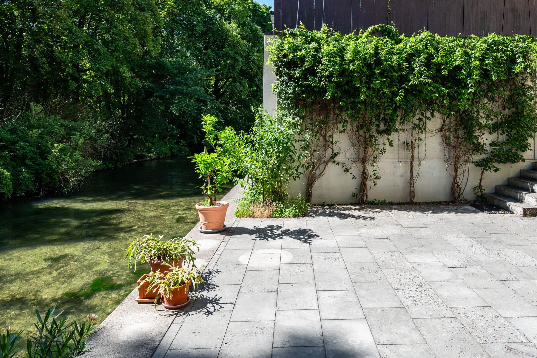 Büro-Terrasse direkt am Schwabinger Bach